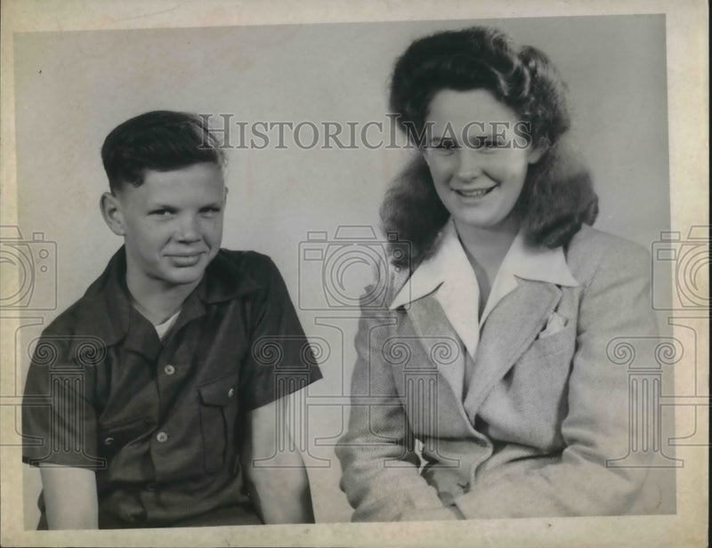 Load image into Gallery viewer, 1942 Press Photo Marilyn Dipple and Harold Runyon
