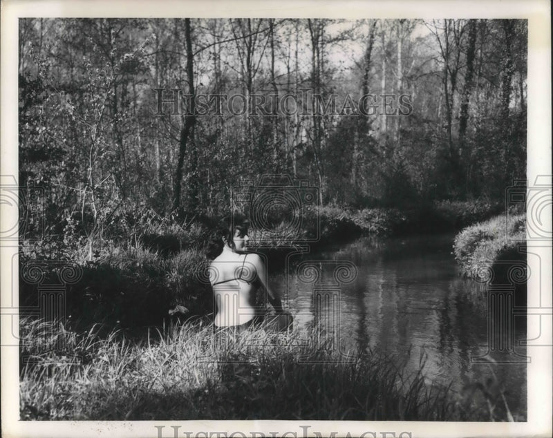 Load image into Gallery viewer, 1948 Press Photo Nicole Parent swims in the River Fure
