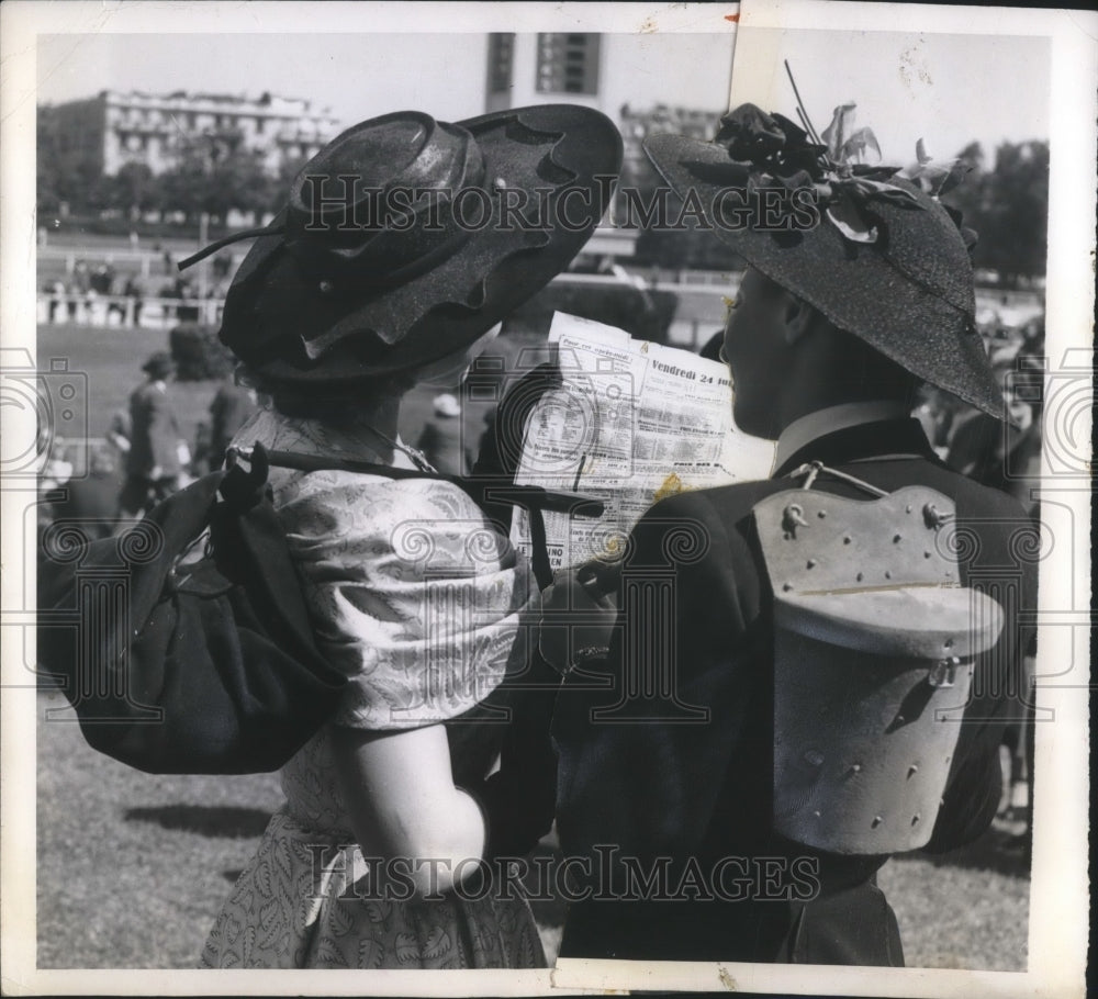 1949 Press Photo Hobo Handbags appear in Parisian Drag's Day race in Paris