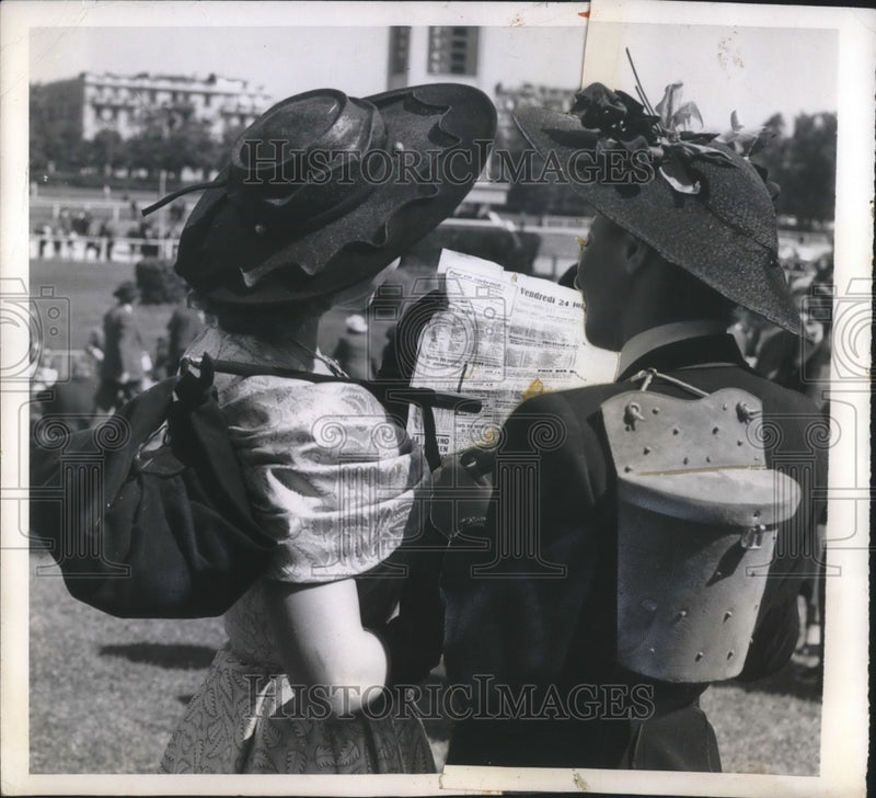Load image into Gallery viewer, 1949 Press Photo Hobo Handbags appear in Parisian Drag's Day race in Paris
