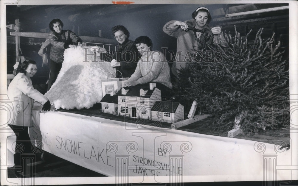 1965 Press Photo Jaycee wives work on float for Winter Festival in Strongsville