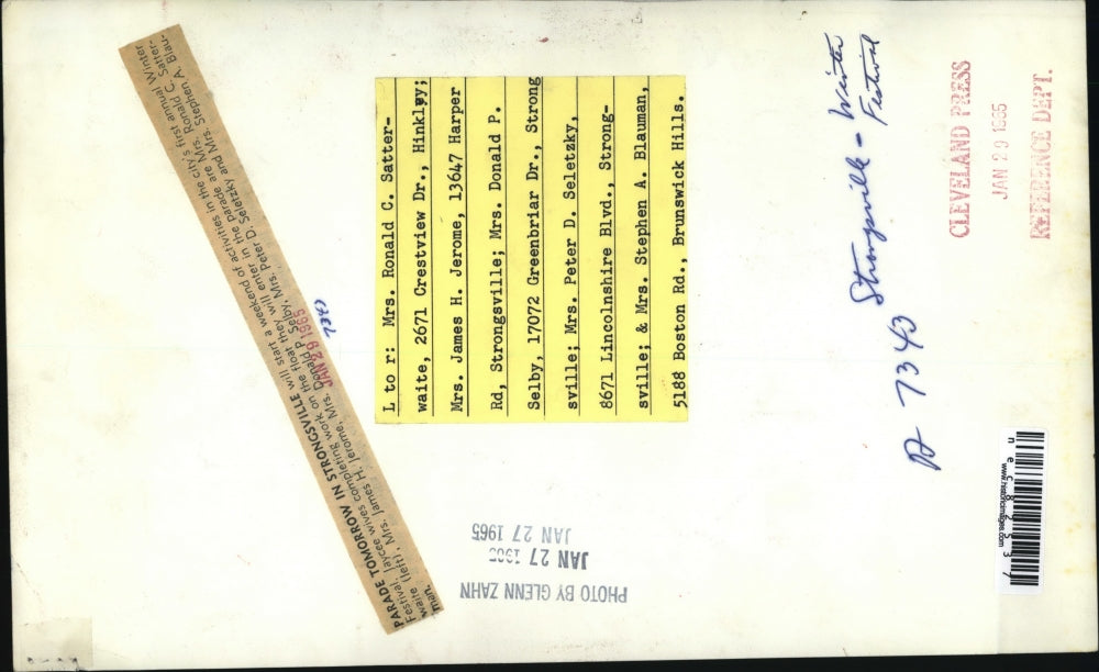 1965 Press Photo Jaycee wives work on float for Winter Festival in Strongsville