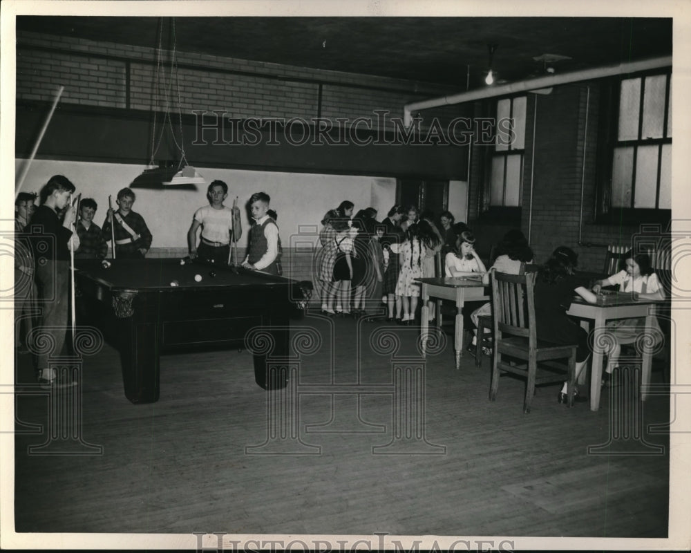 1947 Press Photo students playing in game room of Harrison School, Lakewood OH