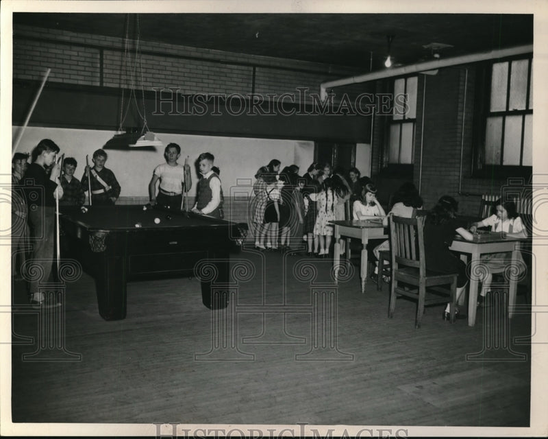 Load image into Gallery viewer, 1947 Press Photo students playing in game room of Harrison School, Lakewood OH
