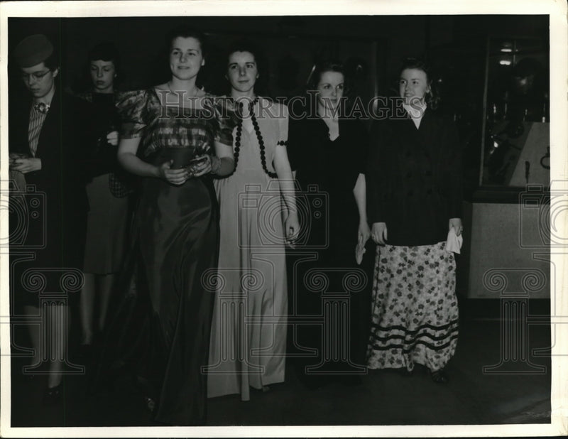 Load image into Gallery viewer, 1940 Press Photo Mary Jane Bouse, Elsie Beerbower, Margaret Lloyd, V. Songabough

