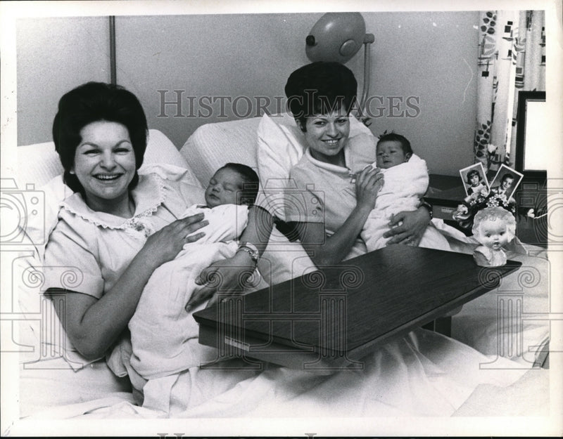Load image into Gallery viewer, Press Photo Mrs. Rudy Kucinic &amp; Robert &amp; Mrs. Michael Kurnot &amp; Richard
