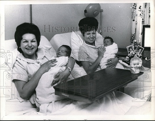 Press Photo Mrs. Rudy Kucinic & Robert & Mrs. Michael Kurnot & Richard