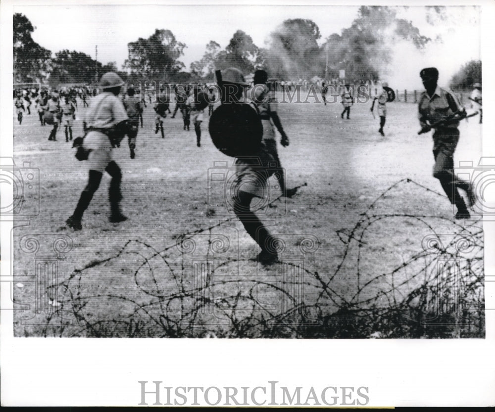 1969 Press Photo Tom Mboya slain Kenyan leader has protestors outside his grave