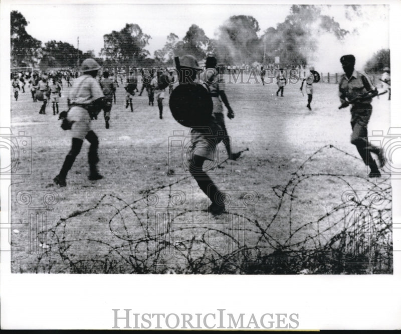Load image into Gallery viewer, 1969 Press Photo Tom Mboya slain Kenyan leader has protestors outside his grave

