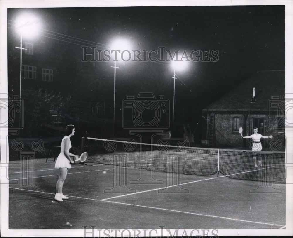 1954 Press Photo Patricia Webb, Jean Galton play tennis match at night in London