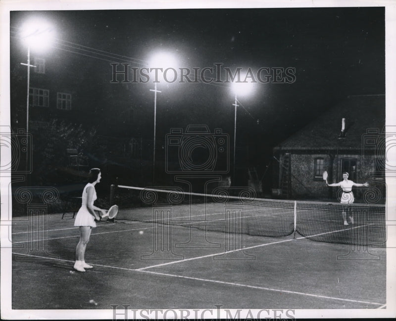 Load image into Gallery viewer, 1954 Press Photo Patricia Webb, Jean Galton play tennis match at night in London
