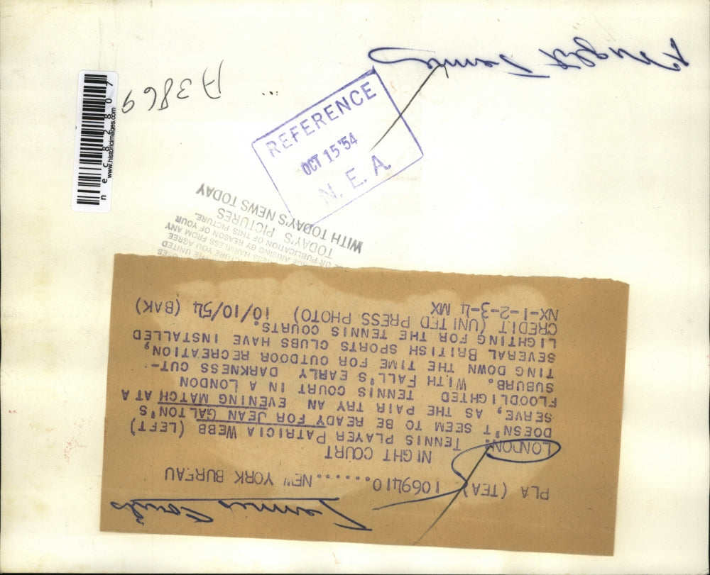 1954 Press Photo Patricia Webb, Jean Galton play tennis match at night in London