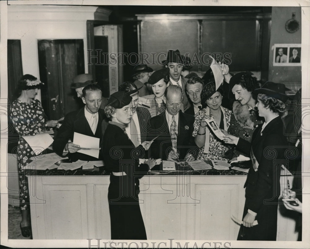 1936 Press Photo Miss M. F. Pearson, Miss L. Tyler at sign up at Sunflower Shop