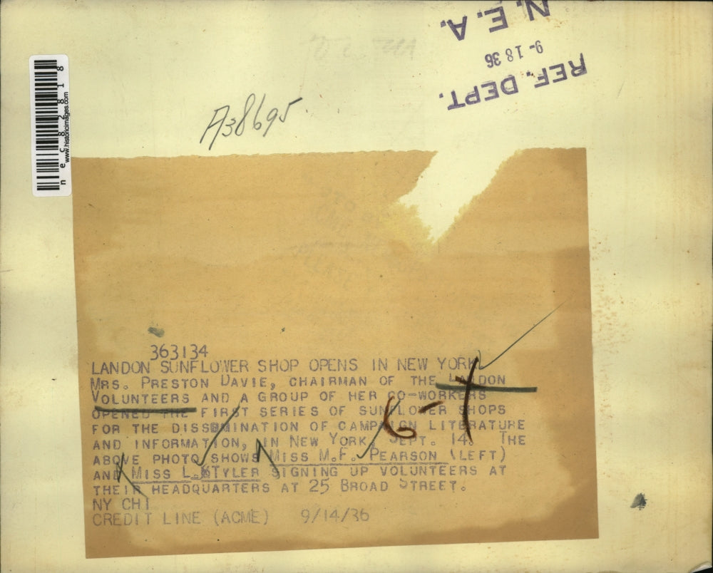 1936 Press Photo Miss M. F. Pearson, Miss L. Tyler at sign up at Sunflower Shop