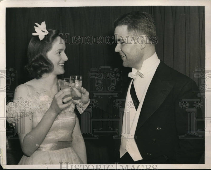 Load image into Gallery viewer, 1940 Media Photo Laurence Righe and Enith Cowles at the Yale Junior Prom
