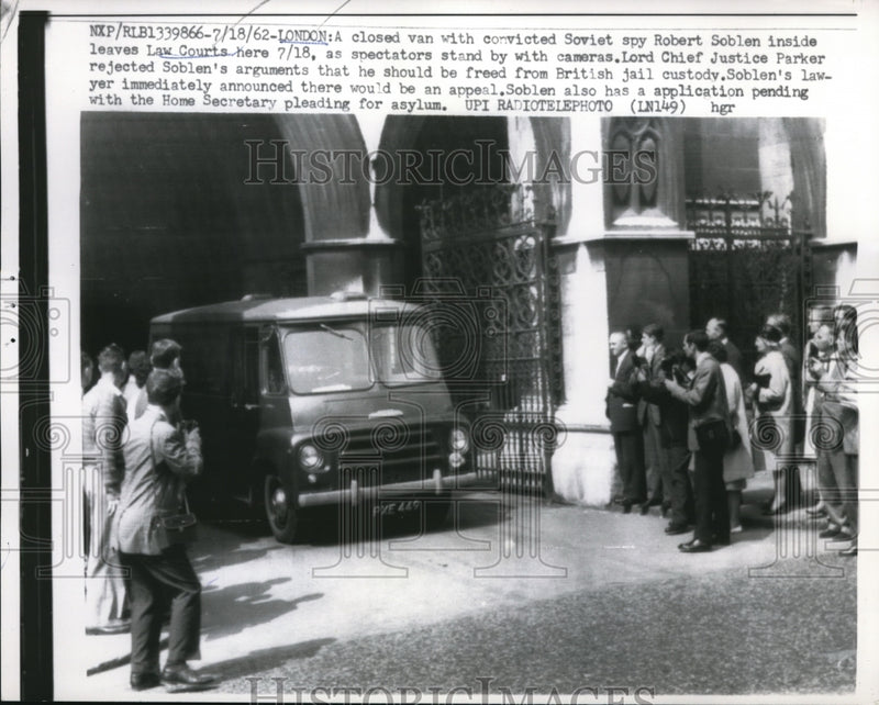Load image into Gallery viewer, 1962 Press Photo Robert Soblen, Soviet Spy in Closed Van Leaving Law Courts
