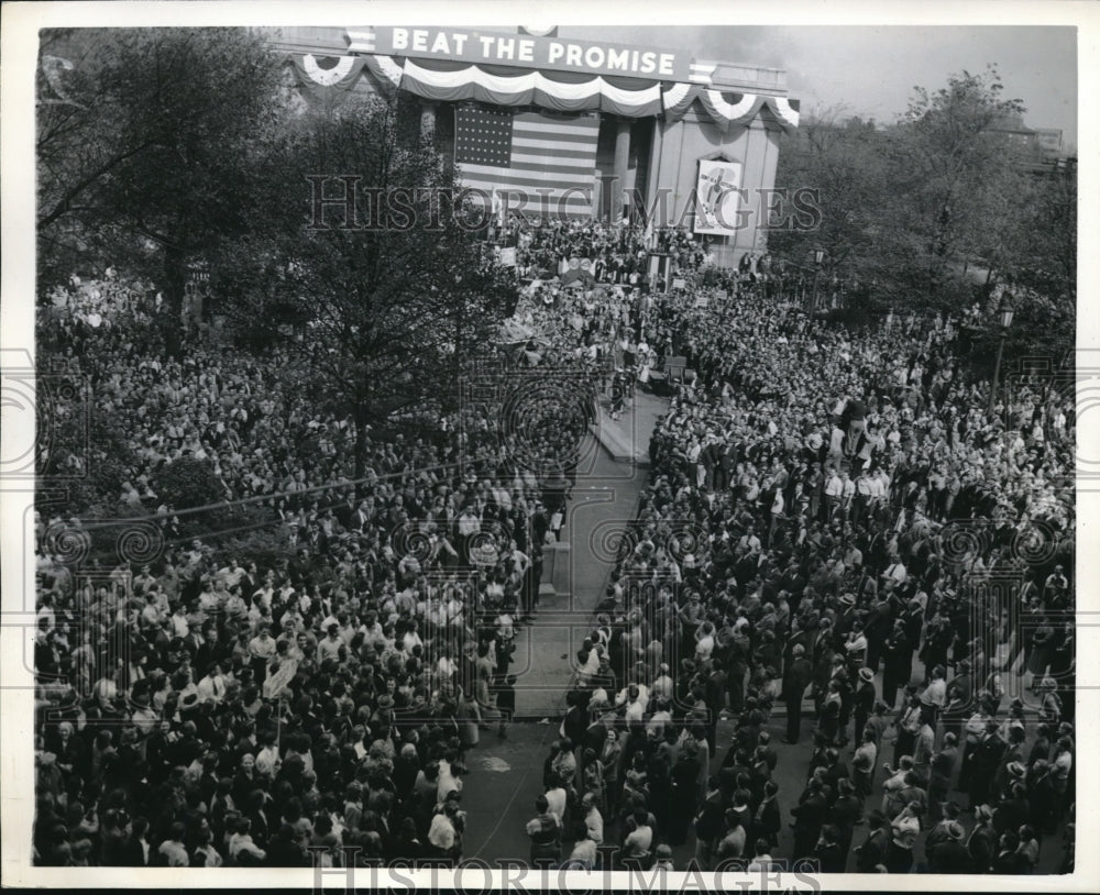 1941 Press Photo Agnes Miller and RCA Workers Watch Demonstration US Coast Guard