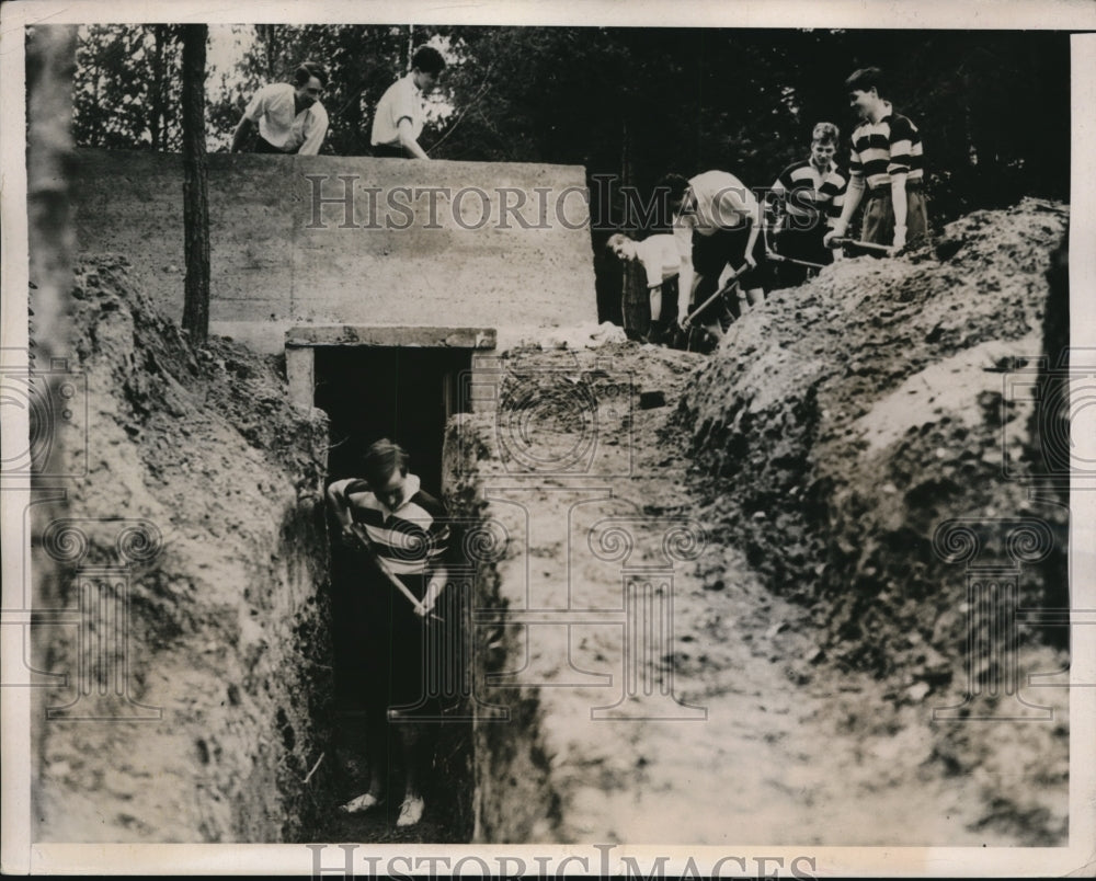 1939 Press Photo Wellington College Students Build Bomb Proof Shelter
