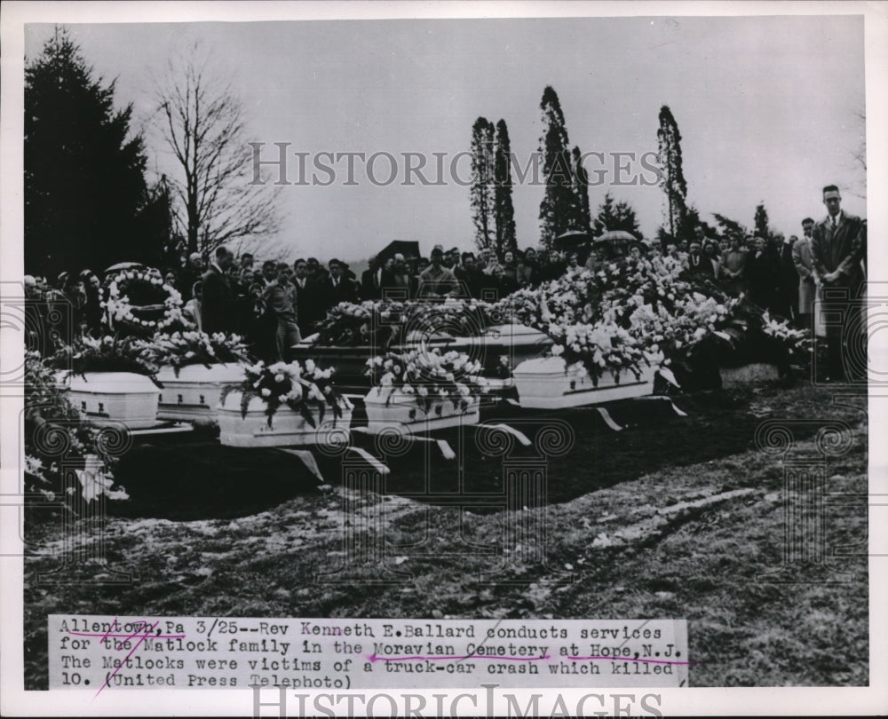 1952 Press Photo Rev Kenneth E Ballard at services in Moravian Cemetery in N.J