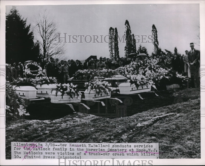 Load image into Gallery viewer, 1952 Press Photo Rev Kenneth E Ballard at services in Moravian Cemetery in N.J
