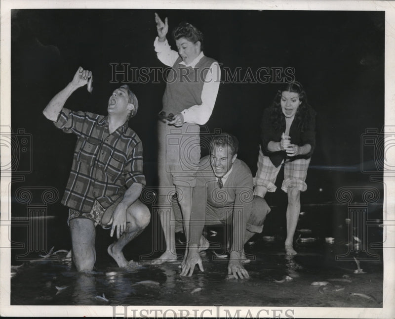 Load image into Gallery viewer, 1947 Press Photo actor Sonny Tufts, swimmer Easter Williams, Ben Gage, Mrs Tufts
