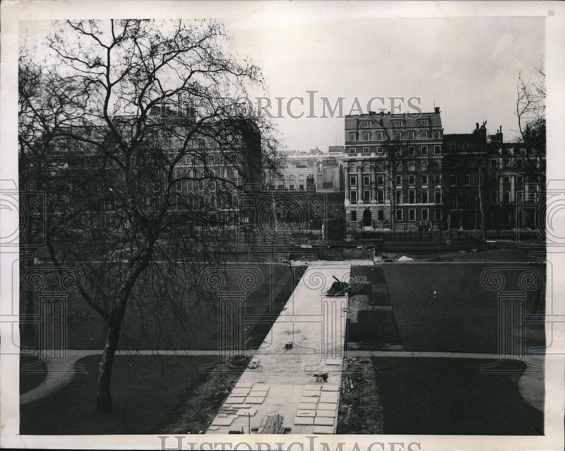 Load image into Gallery viewer, 1948 Press Photo site for FDR monument in Grosvenor Square, London
