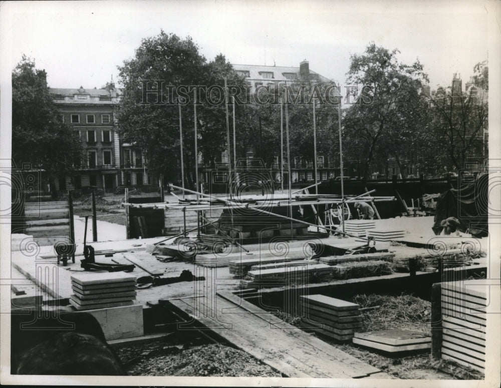 1947 Press Photo construction of the base for FDR statue in Grosvenor Square, UK
