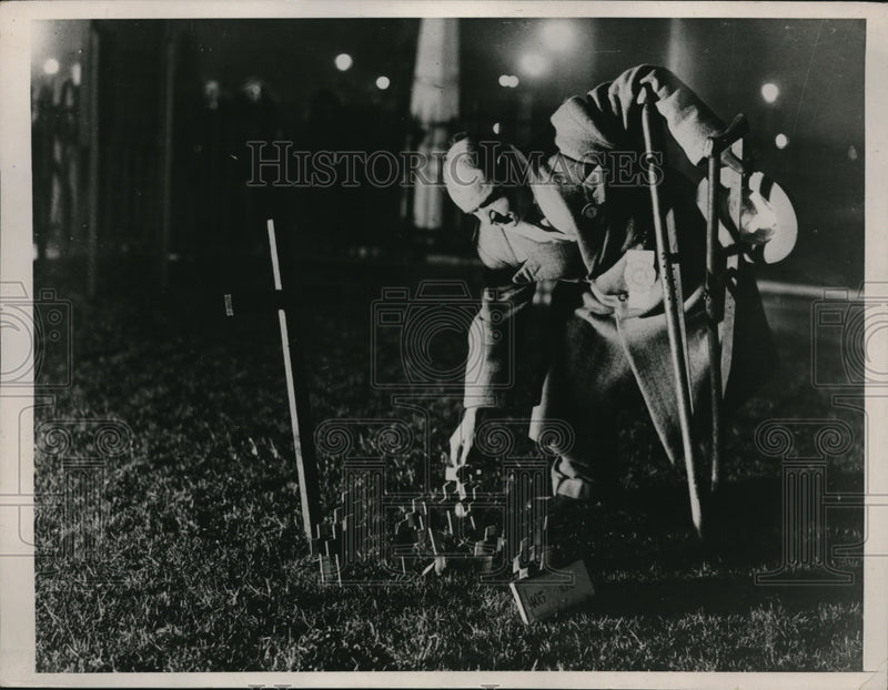 Load image into Gallery viewer, 1936 Press Photo E.W. Belchard With Cross Field of Remembrance Westminster Abbey
