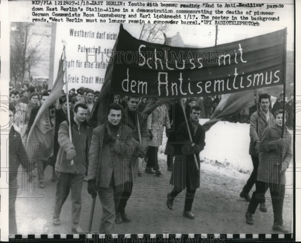 1960 Press Photo Youths in East Berlin Parade in Demonstration