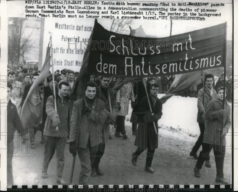 Load image into Gallery viewer, 1960 Press Photo Youths in East Berlin Parade in Demonstration
