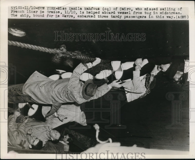 Load image into Gallery viewer, 1948 Press Photo Kamila Mahfouz catches up w/ ocean liner De Grasse via tugboat
