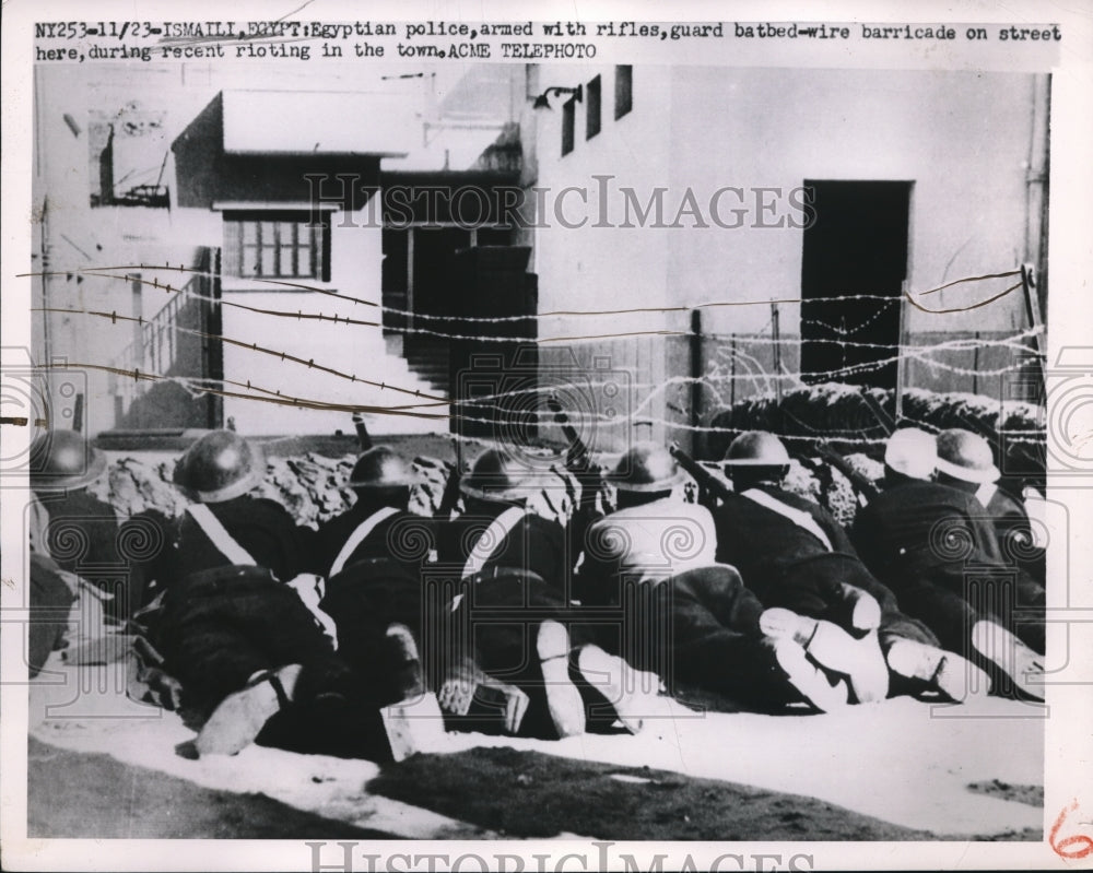 1951 Press Photo Egyptian Police Armed with Rifles on Guard During Ismaili Riot