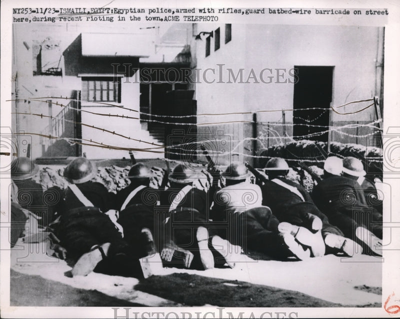 Load image into Gallery viewer, 1951 Press Photo Egyptian Police Armed with Rifles on Guard During Ismaili Riot
