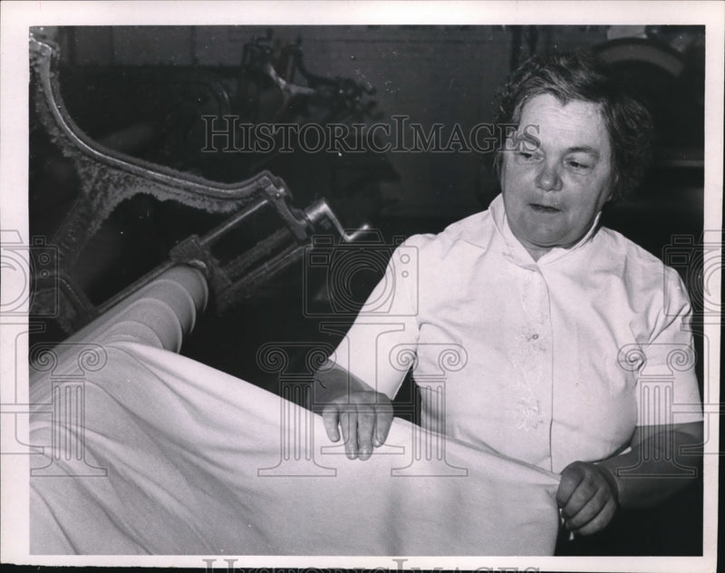Load image into Gallery viewer, 1968 Press Photo Anna Kasperak Working in Parma
