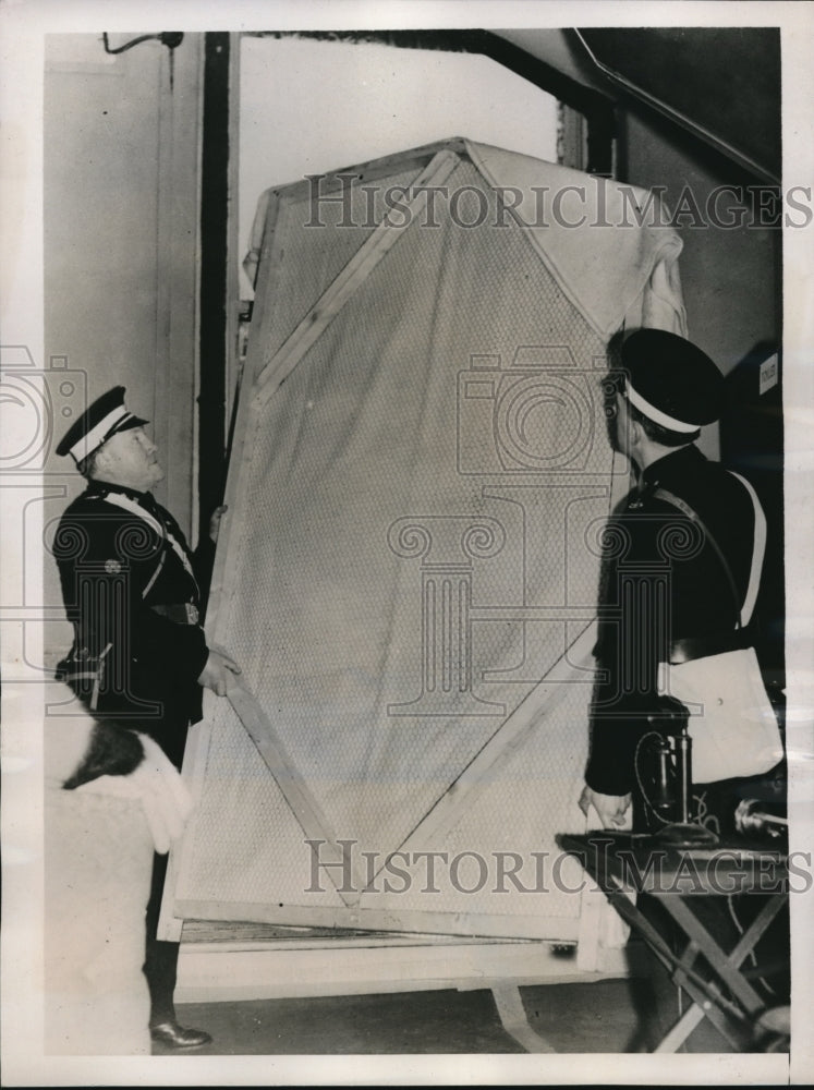 Load image into Gallery viewer, 1938 Press Photo Shutters of Woolen Blankets &amp; Wire for Windows in Gas Siege
