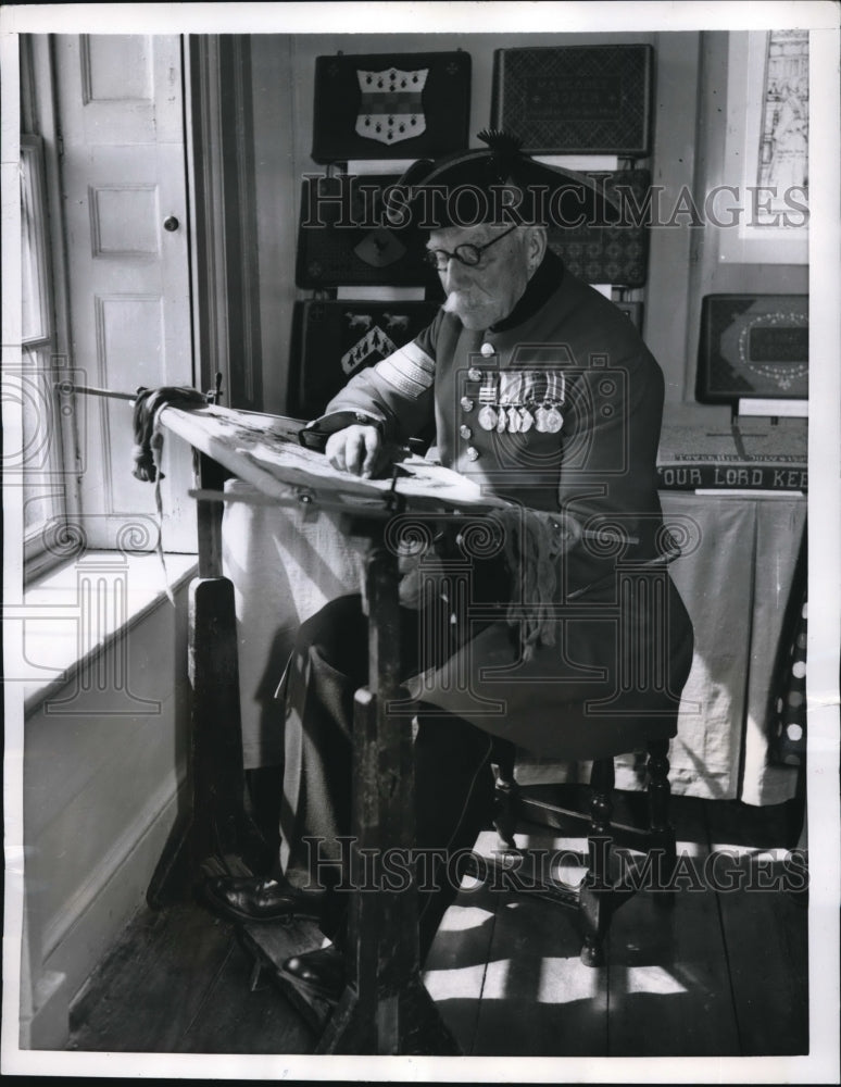 Load image into Gallery viewer, 1956 Press Photo Veteran Fred Simons who served at a gunner now embroids
