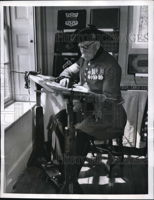 1956 Press Photo Veteran Fred Simons who served at a gunner now embroids