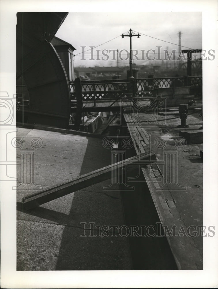 1940 Press Photo Jefferson Bridge Stuck.- Historic Images