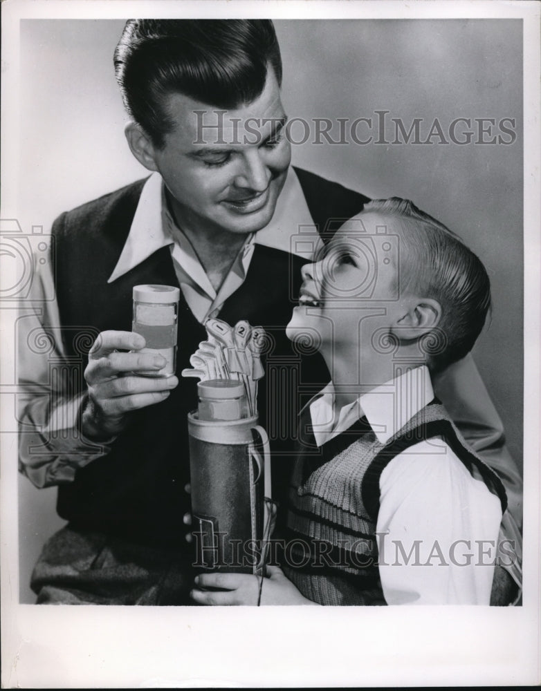 Load image into Gallery viewer, 1952 Press Photo Surprise your Father this Father's Day with a golf grooming set
