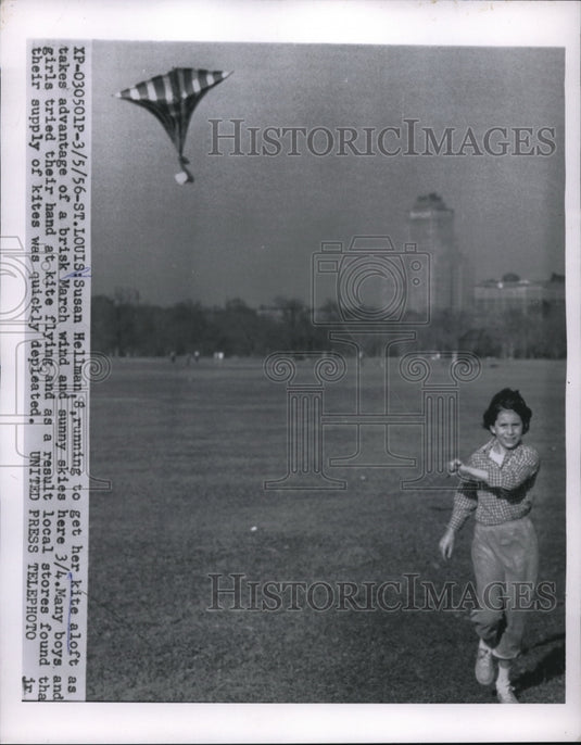 1956 Press Photo Susan Hellman running to get her kite afloat in the air