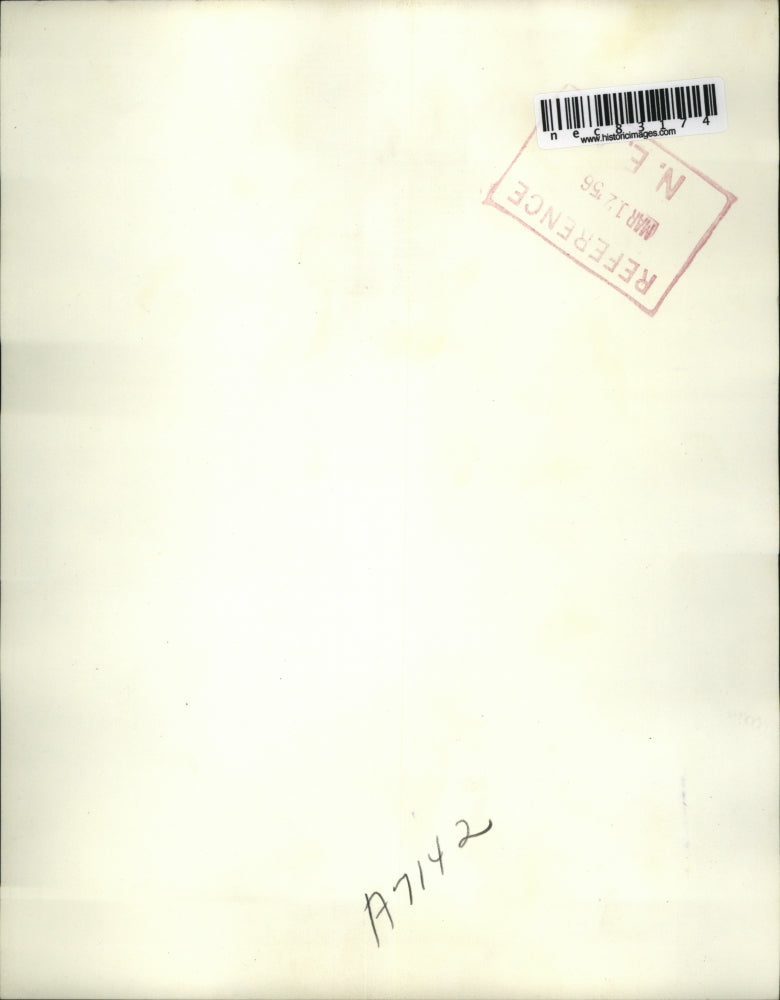 1956 Press Photo Susan Hellman running to get her kite afloat in the air