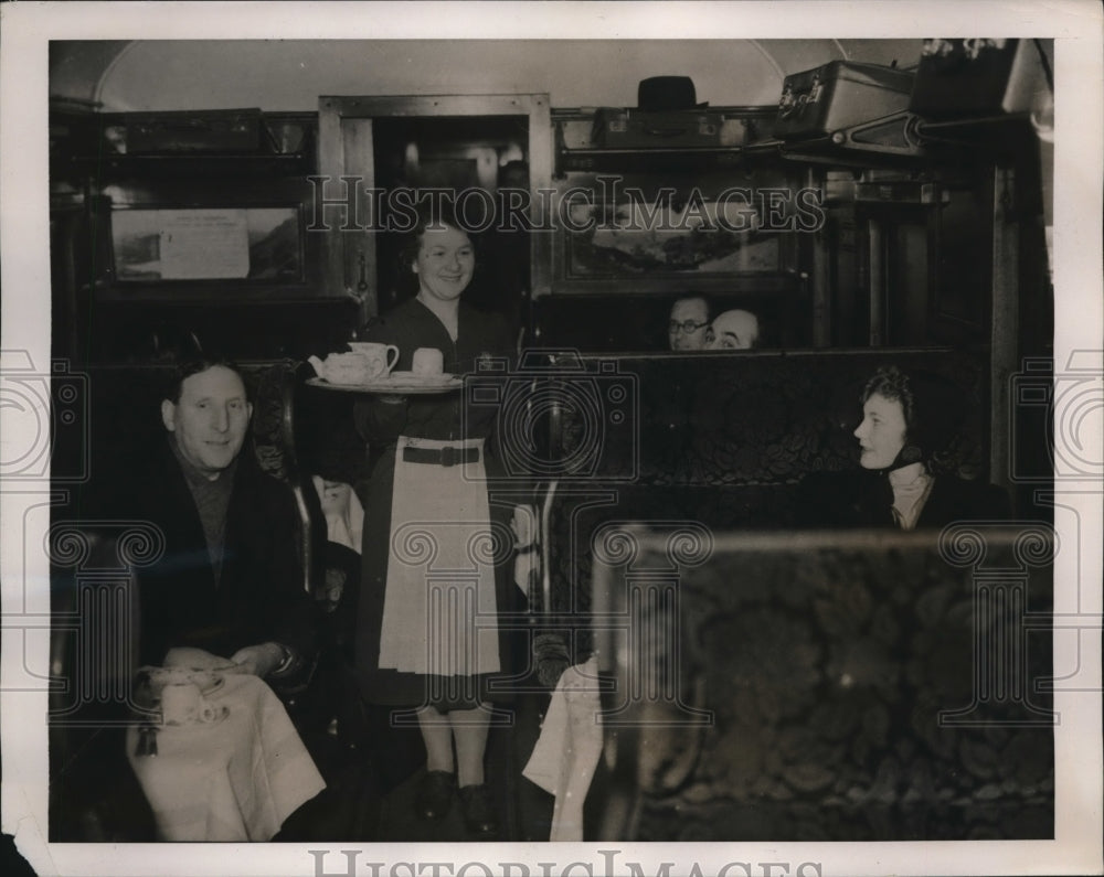 1941 Press Photo Women waiters on British dining cars at London, England trains- Historic Images