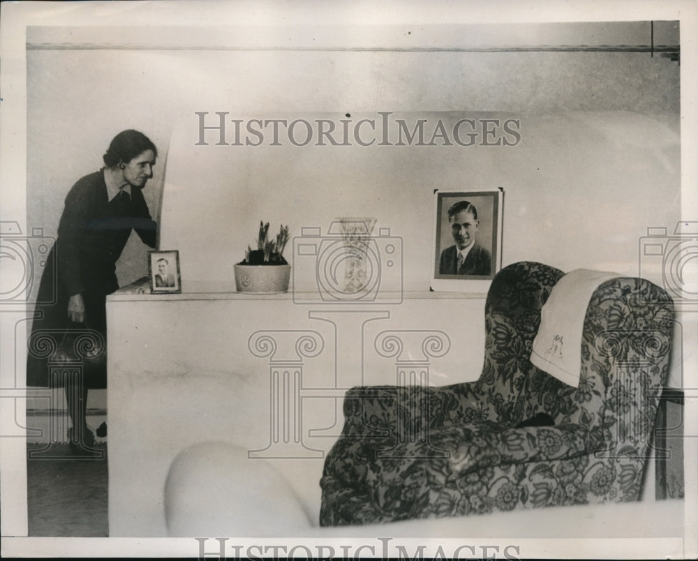 1941 Press Photo Frank Pinkerton's own version of air raid shelter in England