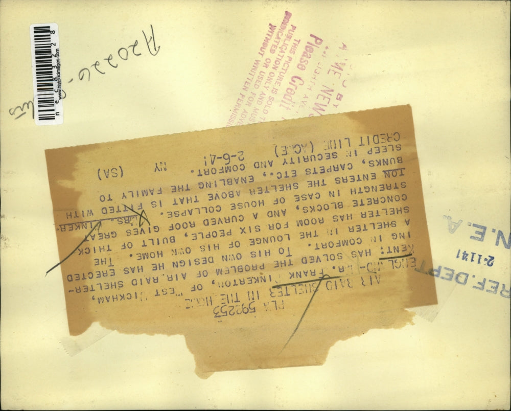 1941 Press Photo Frank Pinkerton's own version of air raid shelter in England