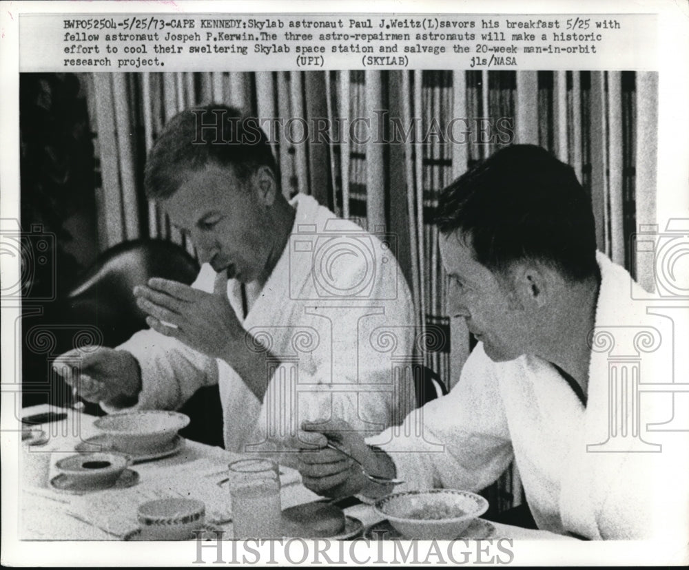1973 Press Photo Skylab astronaut Paul J. Weitz with fellow Joseph P. Kerwin