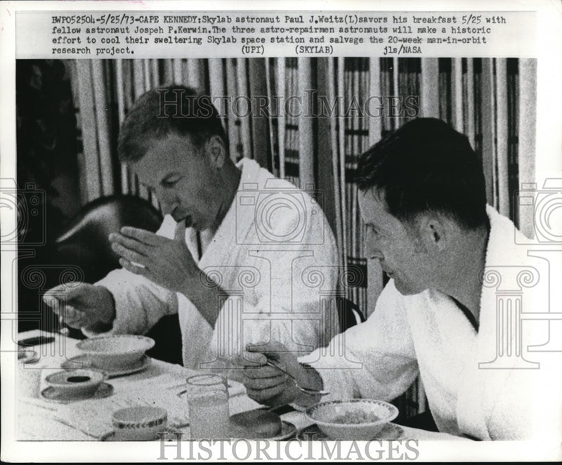 Load image into Gallery viewer, 1973 Press Photo Skylab astronaut Paul J. Weitz with fellow Joseph P. Kerwin
