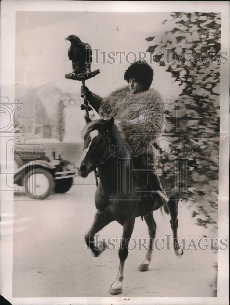 1937 Press Photo Finnish Hunter in shaggy attire- Historic Images