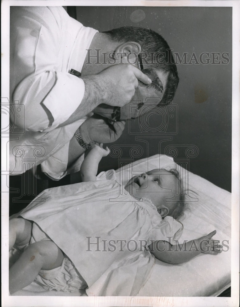 Load image into Gallery viewer, 1957 Press Photo Three Months old Girl and Children Service Psychologist.
