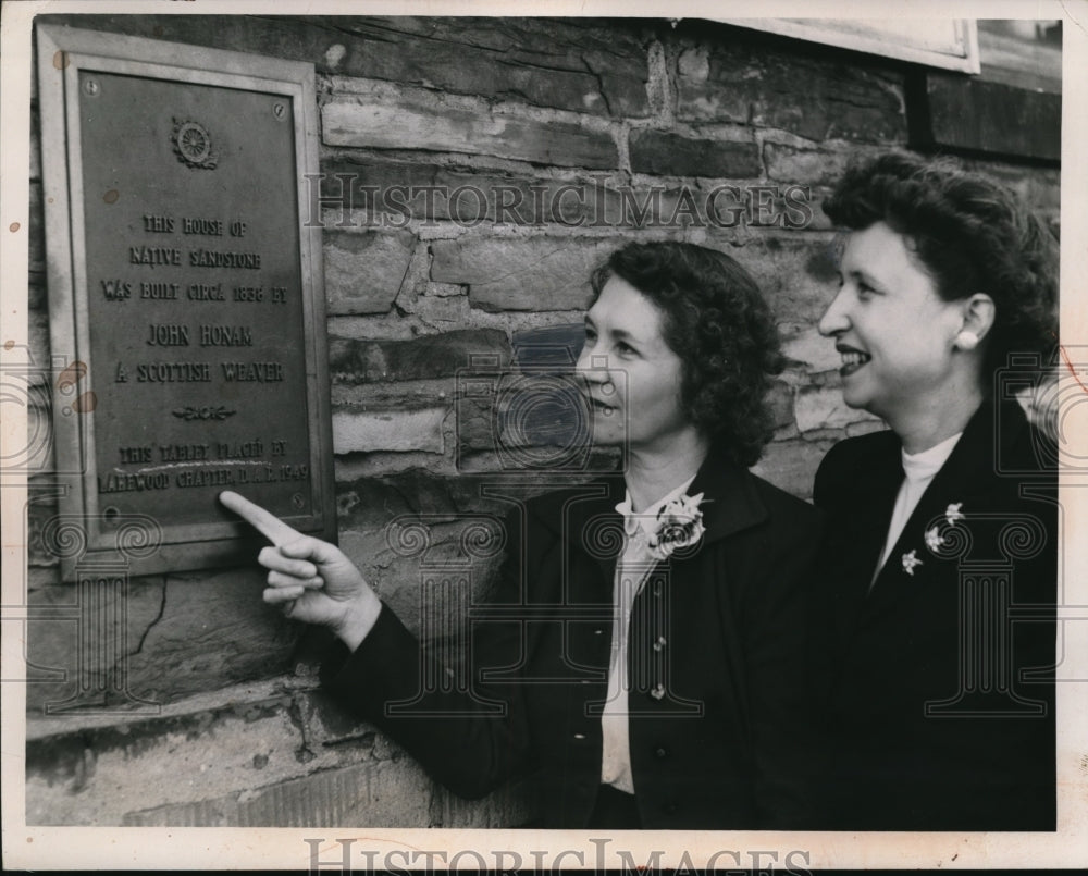 1952 Press Photo Two women looked at the House of native Sanstone in Lakewood.