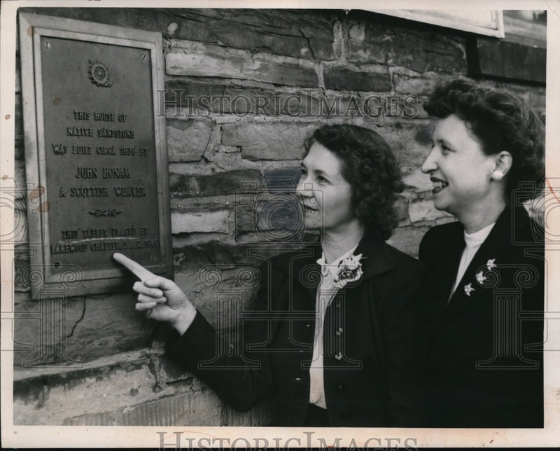 Load image into Gallery viewer, 1952 Press Photo Two women looked at the House of native Sanstone in Lakewood.

